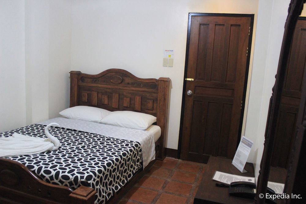 Grand Octagon Resort Laoag Extérieur photo