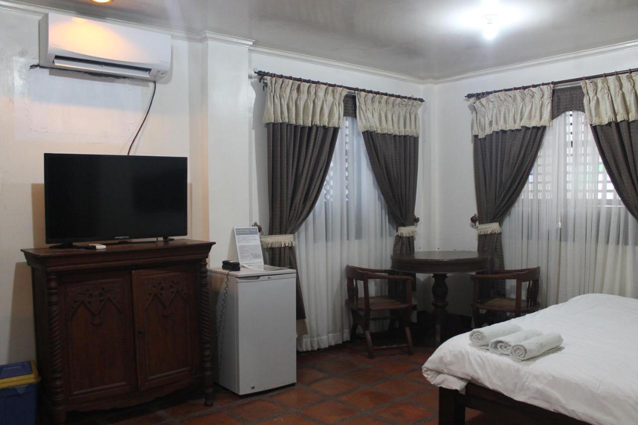 Grand Octagon Resort Laoag Extérieur photo