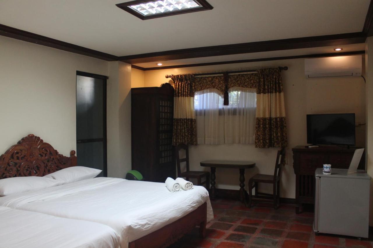 Grand Octagon Resort Laoag Extérieur photo