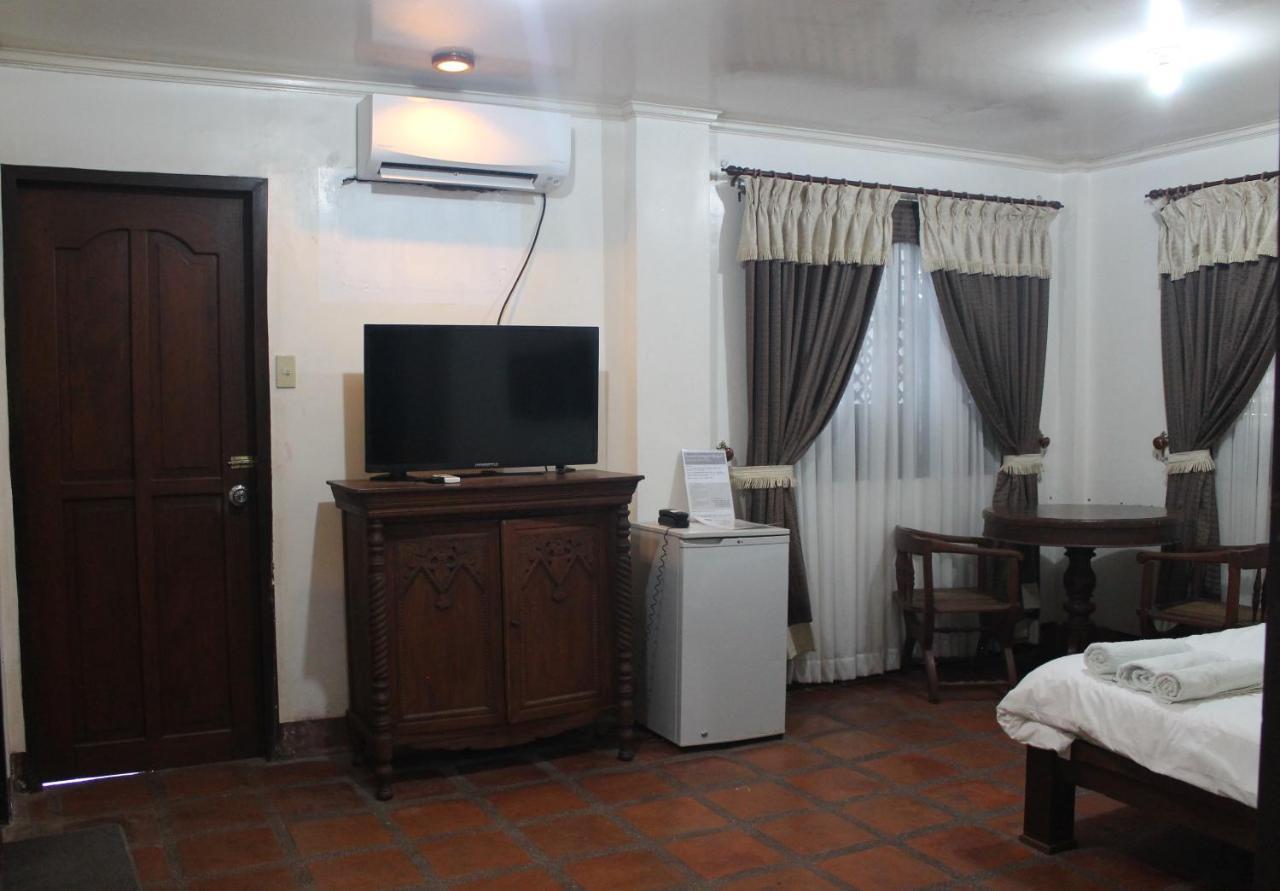 Grand Octagon Resort Laoag Extérieur photo