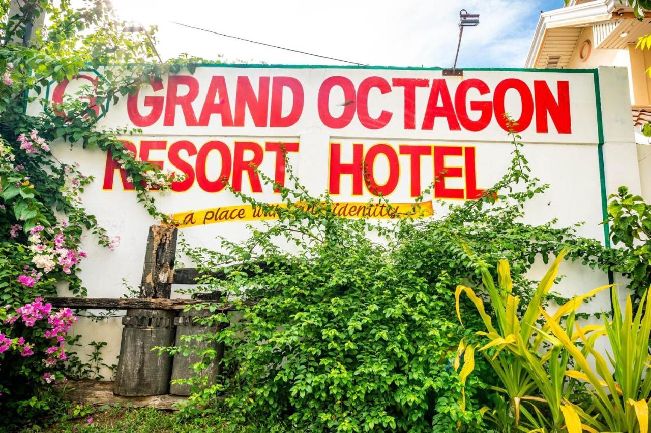 Grand Octagon Resort Laoag Extérieur photo